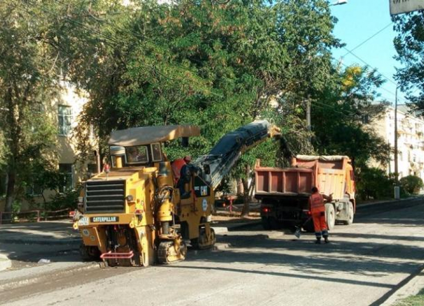 В центре Волгограда начали фрезеровать улицу Порт-Саида
