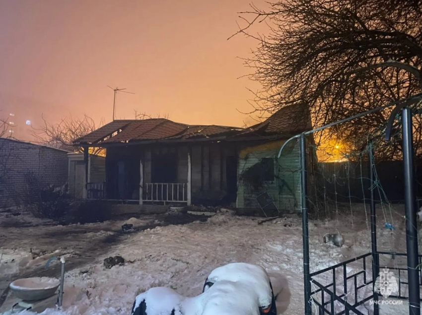  Женщину чудом спасли живой из огня в Волгограде