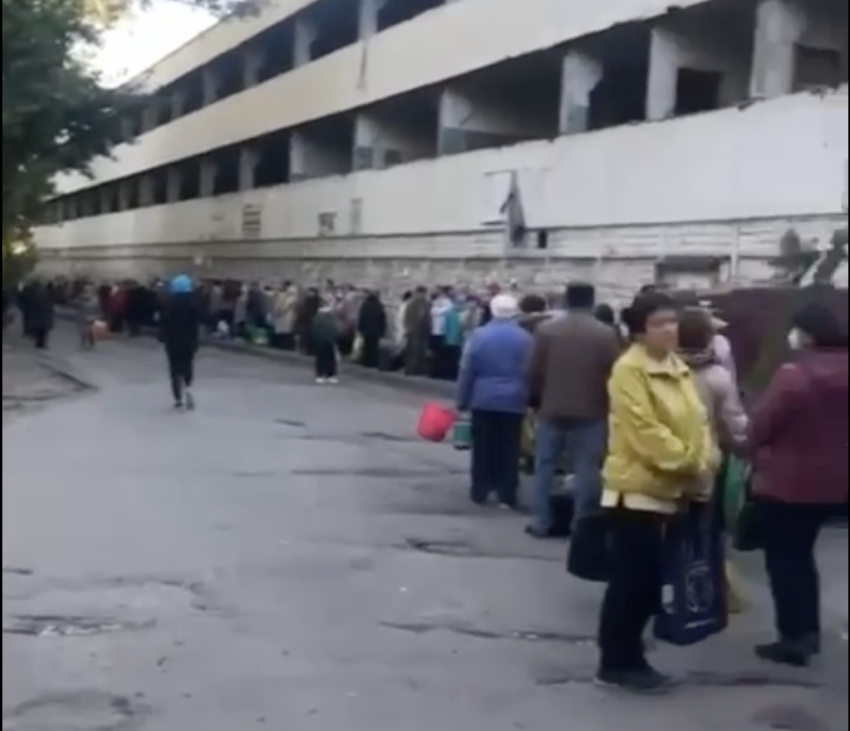 В Волгограде многочасовую очередь на единственный дачный автобус сняли на видео
