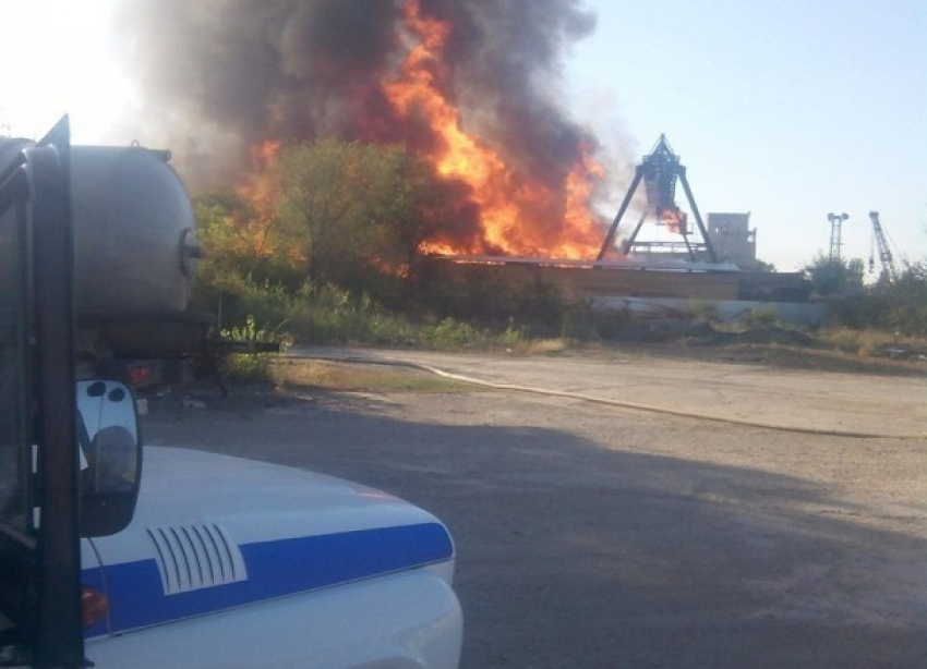 На юге Волгограда тушат пожар на складе древесины