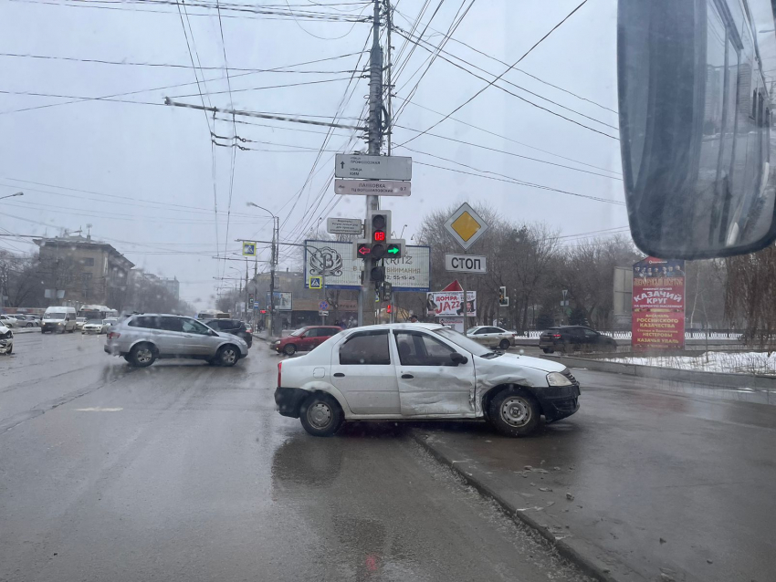 Вылет легковушки на тротуар на площади Чекистов в Волгограде сняли на видео