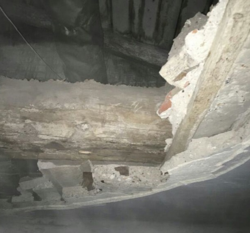 Аварийный дом с рухнувшим потолком администрация в Волгограде признала отличным для проживания