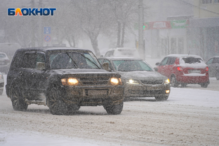 Выпавший снег принес гололед на трассы в Волгоградской области