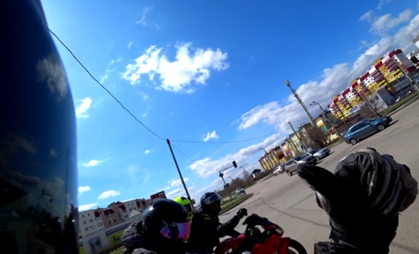 Прославившиеся в образах зебры и жирафа байкеры устроили крутой аттракцион для детей Волжского