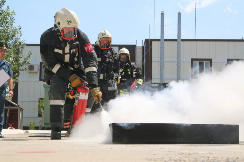 В Волгограде подожгли строительную базу