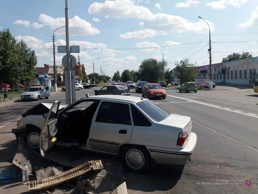 «Куда же так лететь»: на Рабочем в Волжском столкнулись Daewoo Nexia и ВАЗ-2114