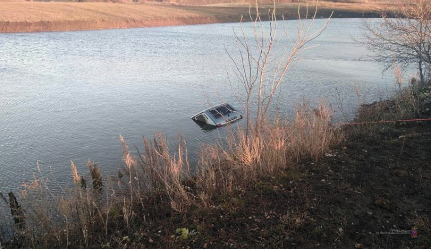 Автомобиль с трупом нашли в пруду в Волгоградской области