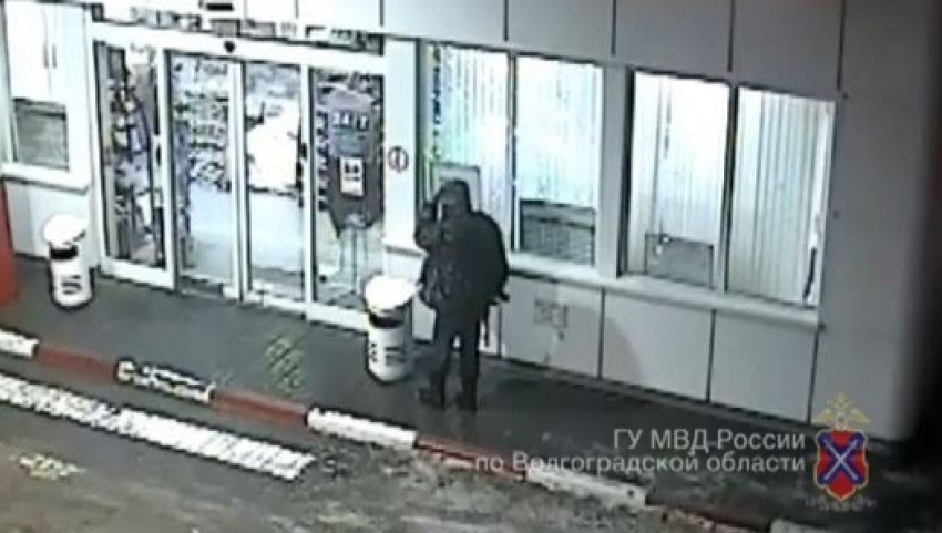 Дерзкий мужчина с «калашом» напал на автозаправочную станцию под Волгоградом
