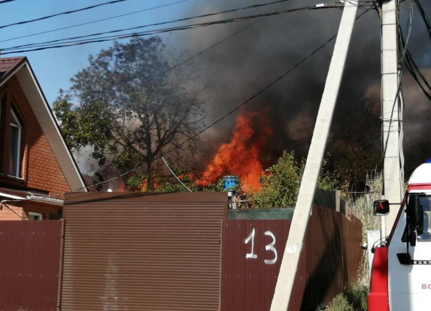 Сильный ветер осложняет тушение крупного пожара в Дзержинском районе Волгограда