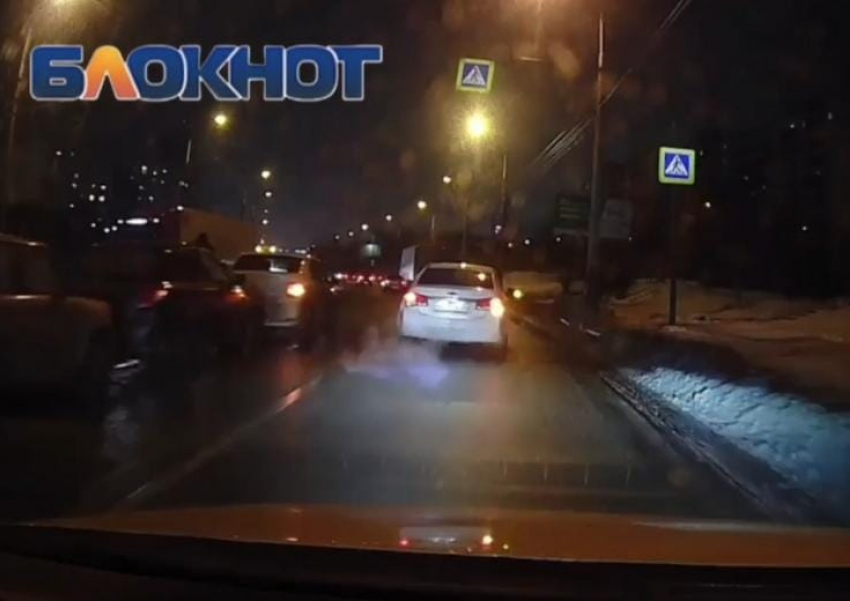 Пять автомобилей столкнулись в Волгограде на пешеходном переходе