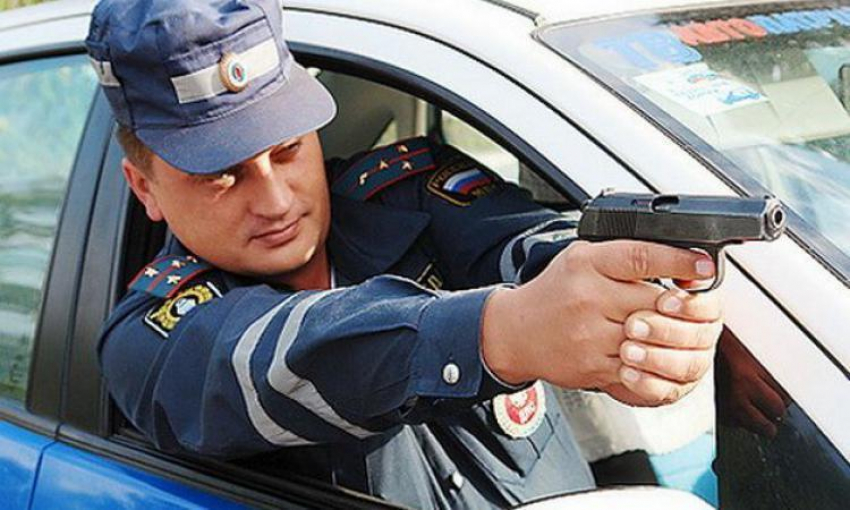Под Волгоградом полицейский расстрелял ВАЗ для задержания лихача