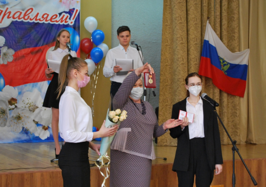 Спасали пациентов в «красной зоне": студентов Волгограда наградили медалями за борьбу с коронавирусом