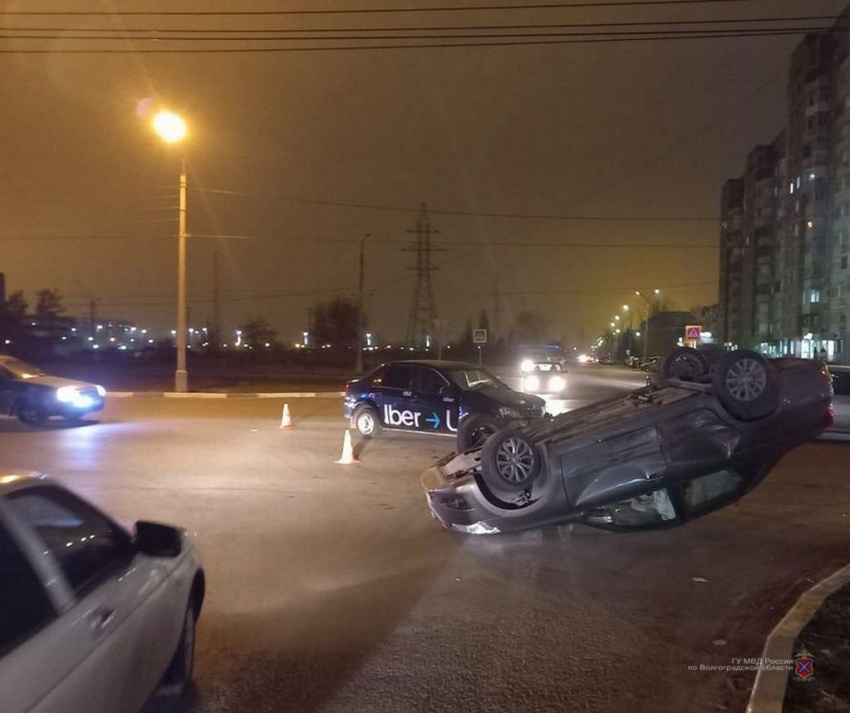 В Волжском иномарка перевернулась вверх дном 