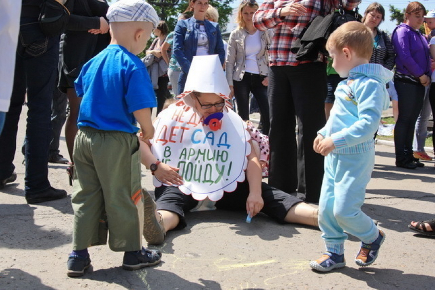 Волгоградские депутаты проигнорировали пикет в поддержку детских садов