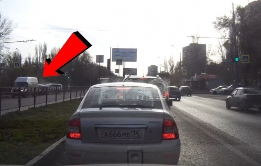 Тройное ДТП на юге Волгограда попало на видеорегистратор