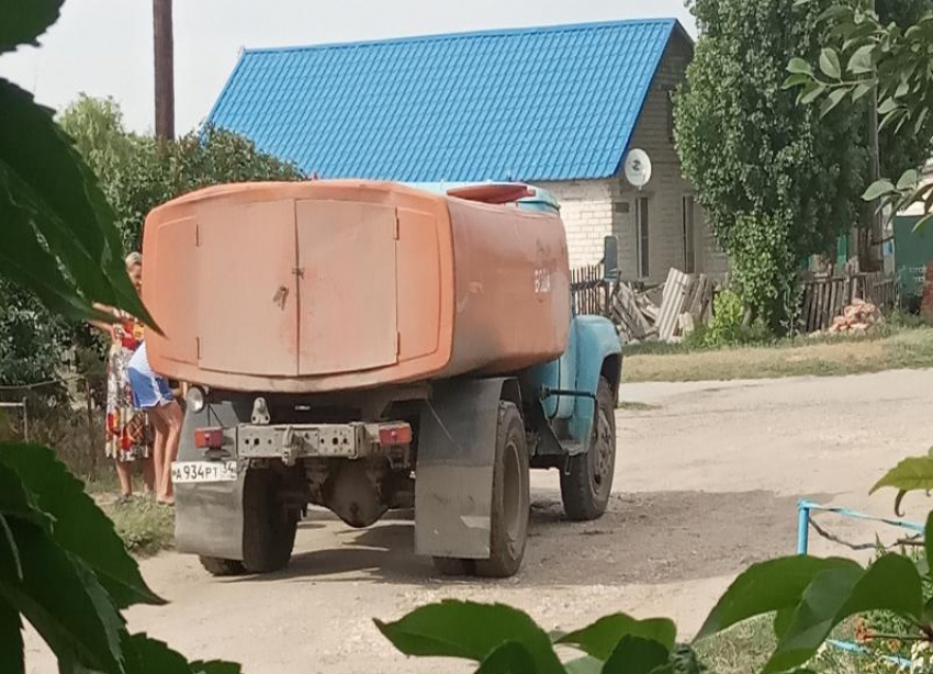 Жители поселка Водный в Волгограде снова вынуждены выживать летом без воды