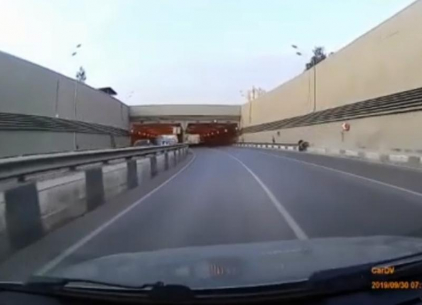 Страшная авария с байкерами, слетевшими с мотоцикла в тоннеле на Тулака, попала на видео