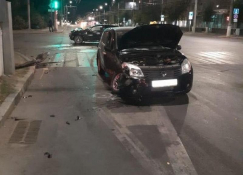 19-летний водитель за рулем Renault протаранил Opel в центре Волгограда: авария попала на видео