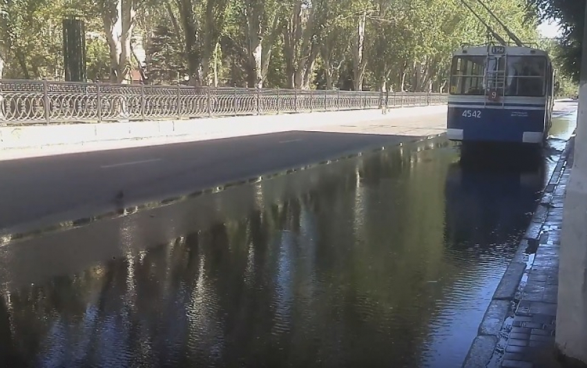 Зловонная река потекла из канализации в самом центре Волгограда