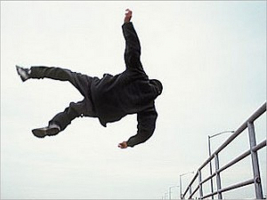 В Волгограде 16-летний выпрыгнул из окна на дне рождении приятеля