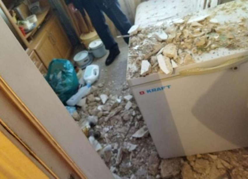 Потолок рухнул в жилом доме в Волгограде