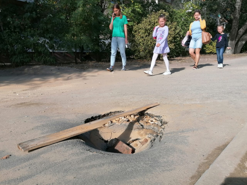 «Портал в другое измерение»: в центре Волгограда провалился тротуар