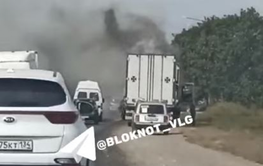 Горящую фуру сняли на видео на трассе под Волгоградом