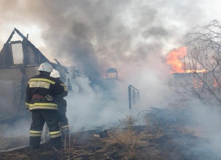 Киоски рядом с парковкой загорелись на юге Волгограда: очевидцы