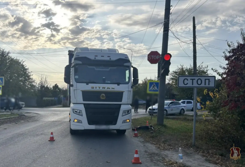 Волгоградский подросток на самокате «влетел» под колеса фуры 