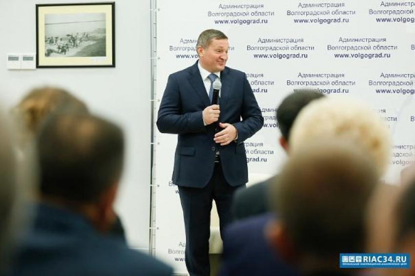 Губернатор Андрей Бочаров бесплатно раздал чиновникам 120 автомобилей