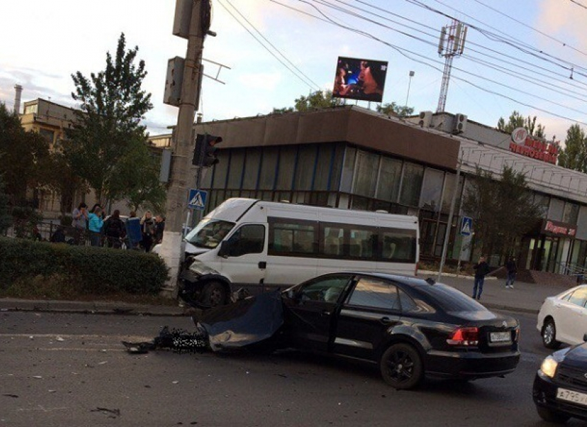 Авария в Волгограде: междугородняя маршрутка врезалась в иномарку и столб