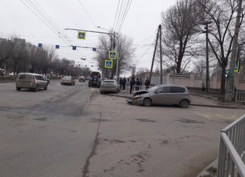 Иномарка влетела в остановку с людьми после ДТП в Волгограде