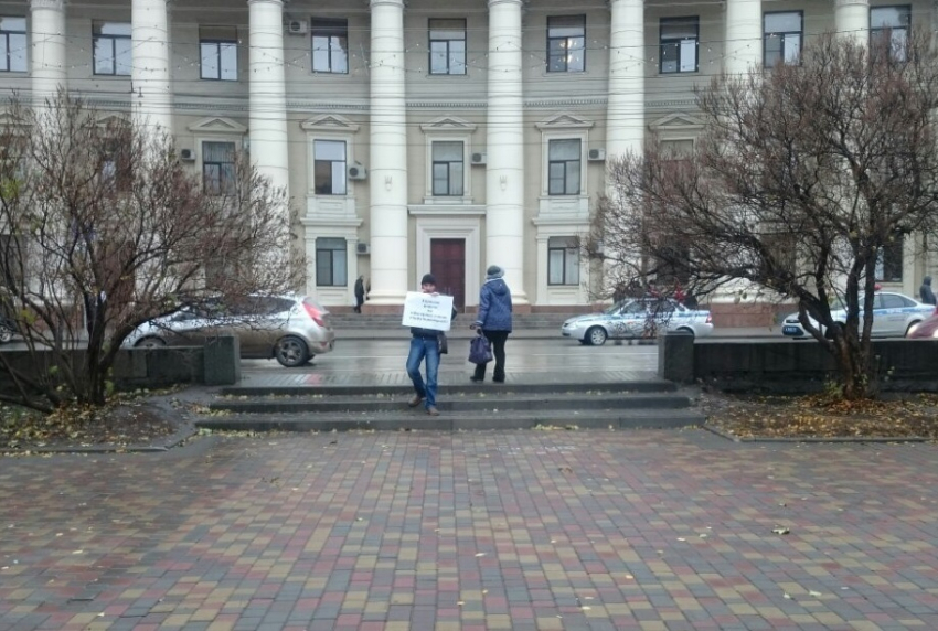 Дальнобойщики Волгограда устроили пикет у здания обладминистрации