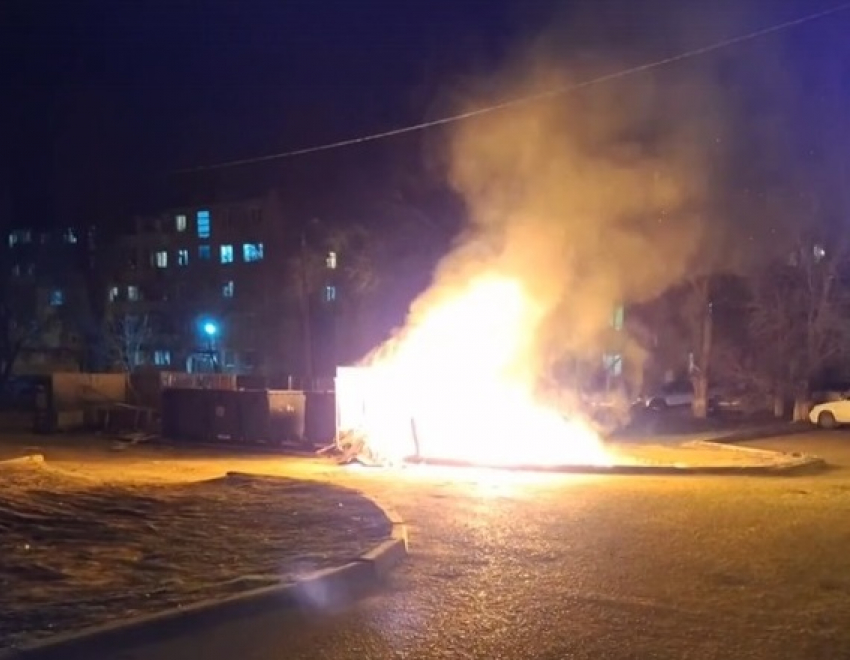 Полыхающую мусорку в жилом дворе Волгограда сняли на видео 