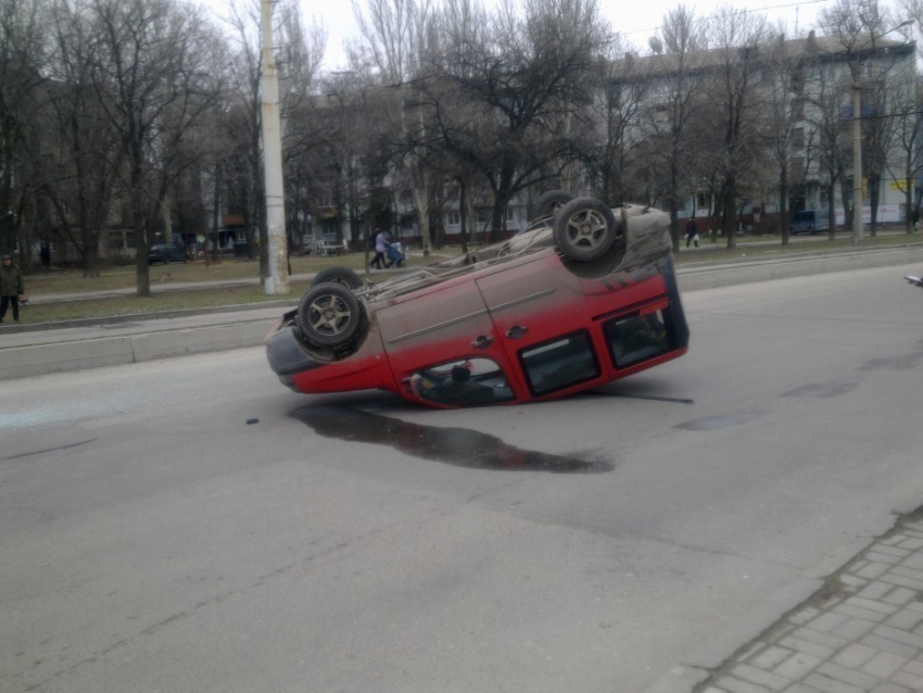 В Волжском водитель перевернулся на Kia: есть пострадавшие