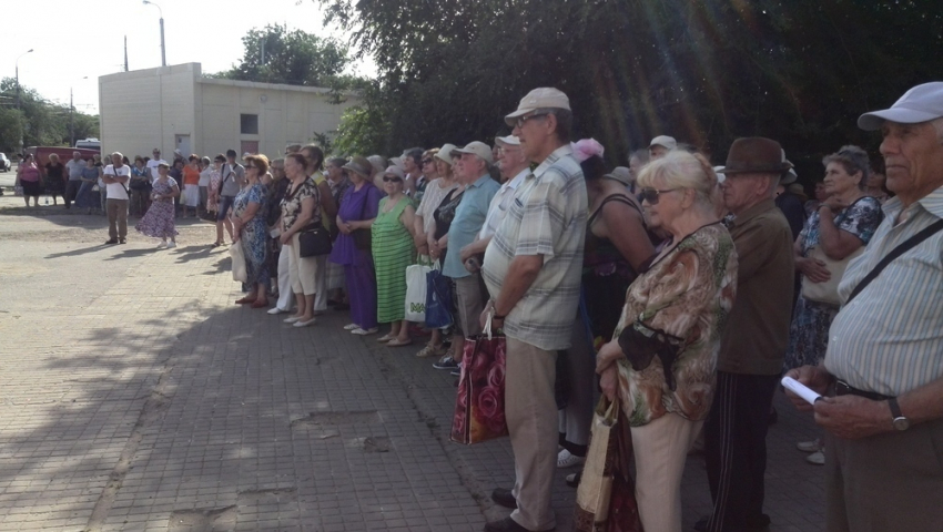 Митинг против роста тарифов ЖКХ проходит на юге Волгограда