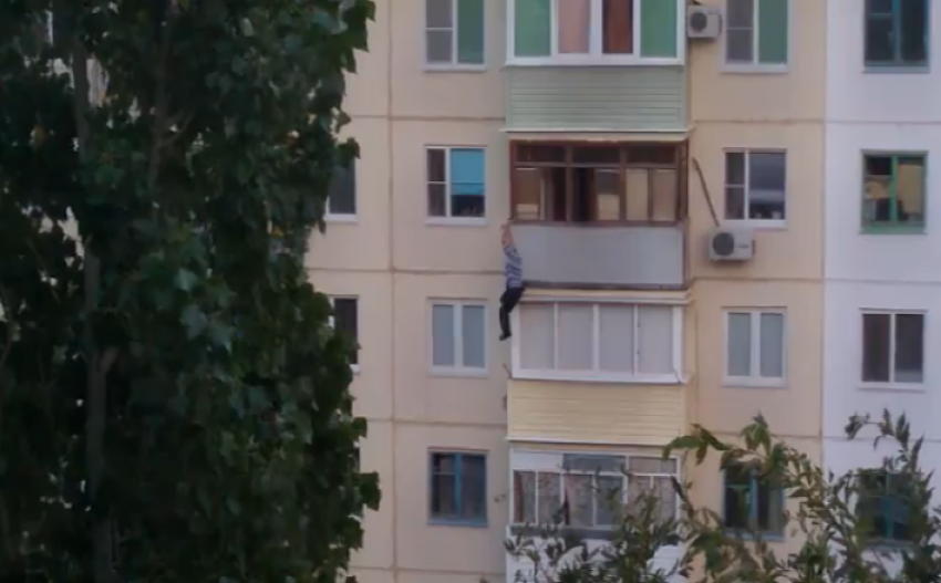 На видео попало падение пенсионера с балкона четвертого этажа в Камышине