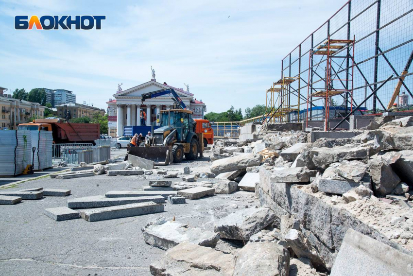 Гранитным плитам трибуны с площади Павших борцов в Волгограде нашли применение