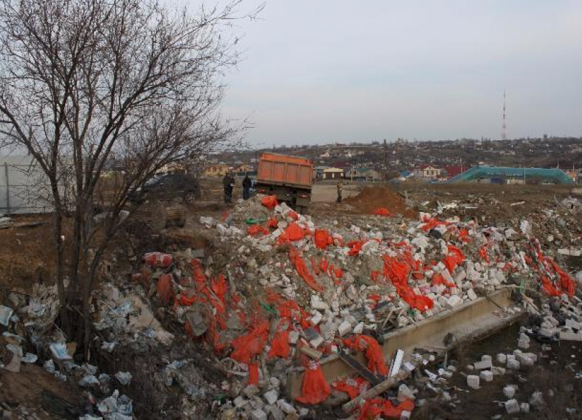 В Волгограде прекратили работу мусоровоза-нелегала