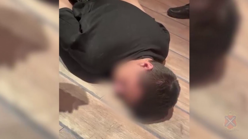 Лицом в пол уложили силовики пособников телефонных мошенников в Волгограде