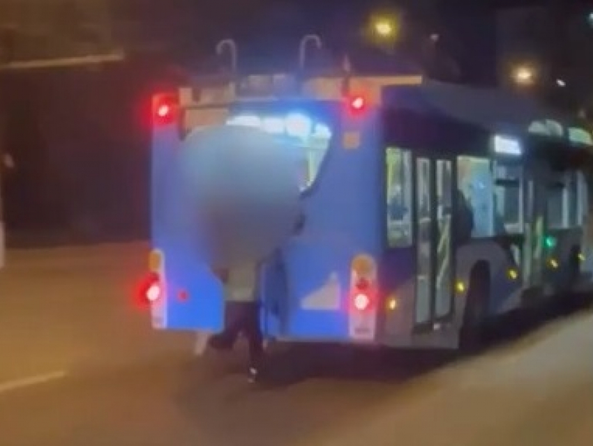 Дети-зацеперы продолжают устраивать опасные покатушки на троллейбусах в Волгограде