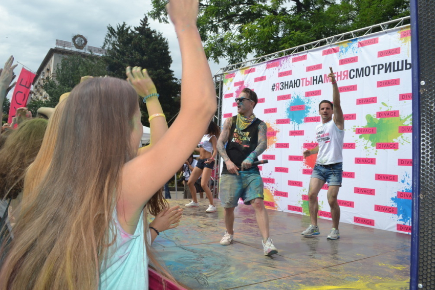 День молодежи в Волгограде: жара, фестиваль красок и безудержные танцы