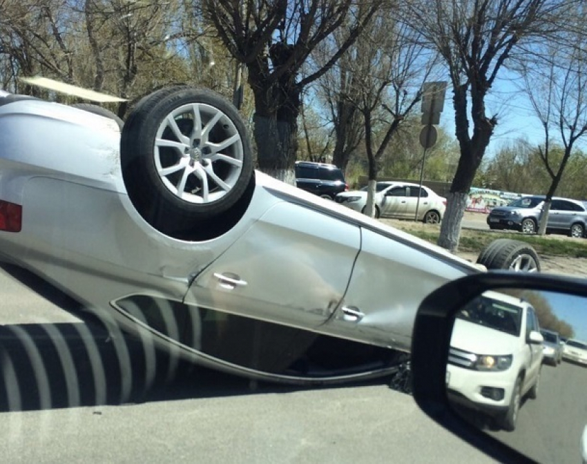 Перевернутую Audi сняли на видео очевидцы в Дзержинском районе Волгограда