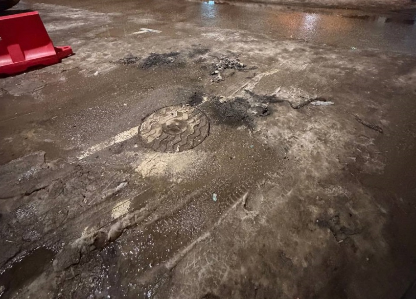 «Оставили помои»: очевидцы возмутились канализационной прочисткой в центре Волгограда 