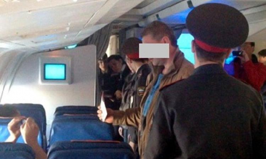 В Волгограде с борта самолета сняли конфликтного пассажира 