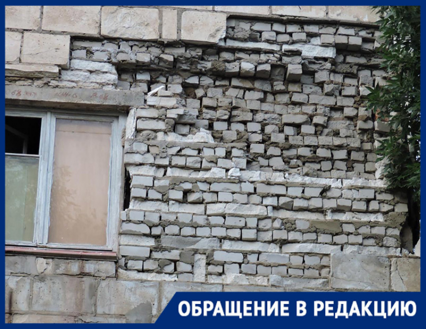 «Еще два кирпича и будет сквозная дыра»: общежитие в Волжском власти отказываются признавать аварийным