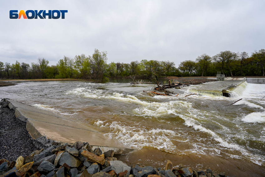 «Вода нашла более простой путь»: комиссия чиновников скрыла прорвавшуюся плотину под Волгоградом