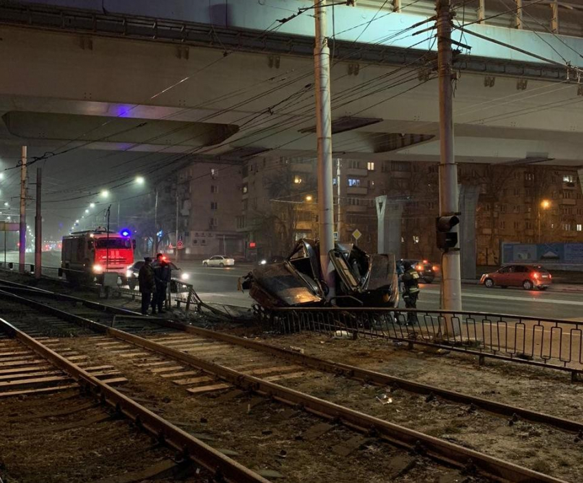 Ночная авария с «пятнадцатой» и столбом в центре Волгограда попала на видео