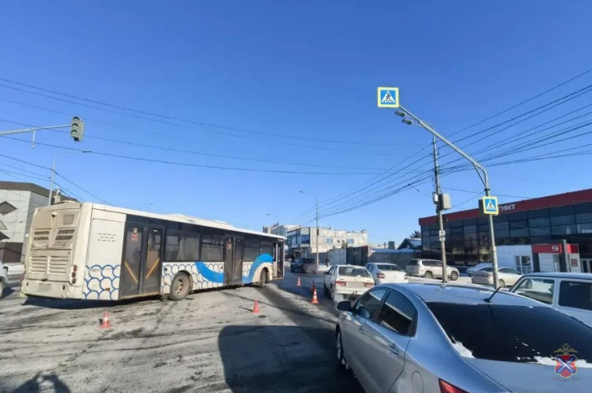 Автобус сбил идущих по «зебре» пешеходов в Волгограде 