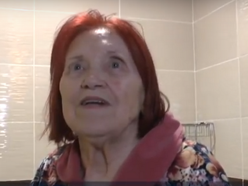 Пережившая ВОВ пенсионерка покреативила с потолком в ванной